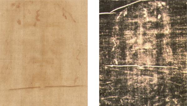 Lijkwade: Een linnen doek met geel-bruine afdrukken. Rechts: Het gelaat, zoals het op de belichte glasplaat van Secondo Pia verscheen.